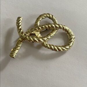 Gold Twisted Rope Brooch